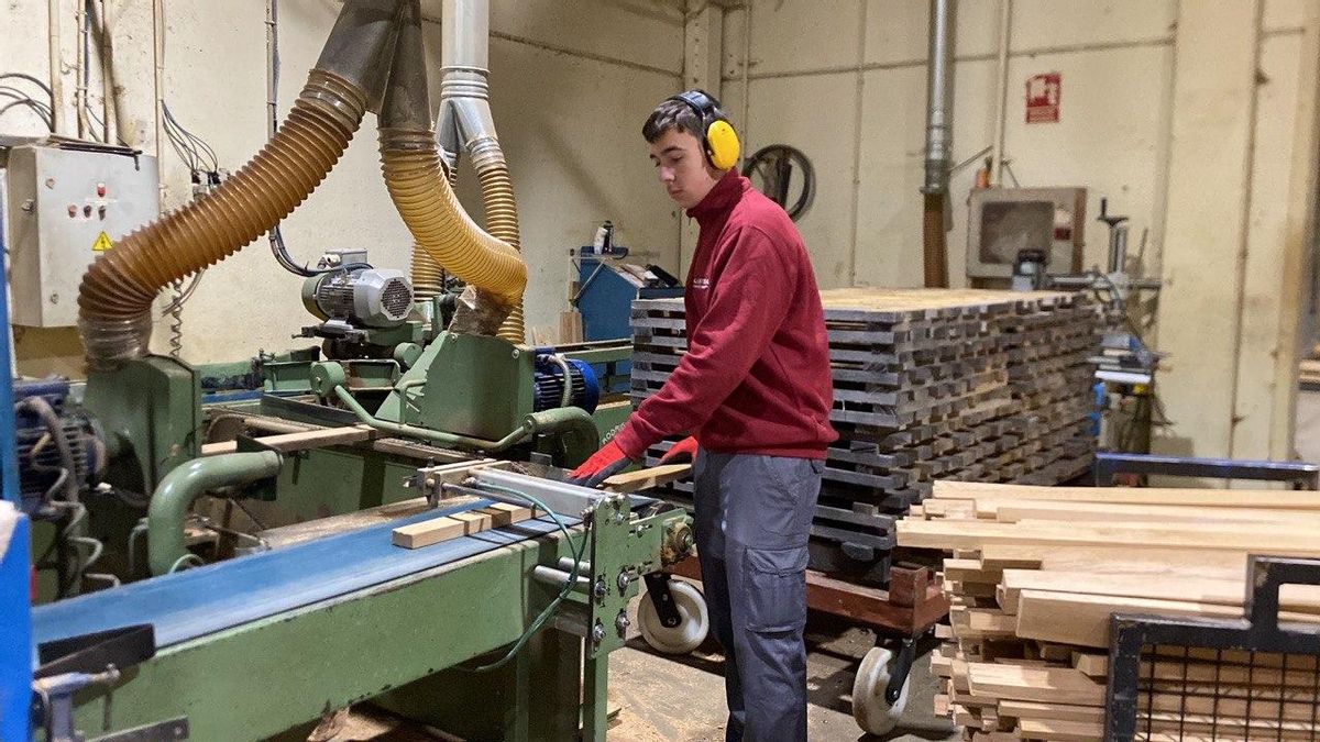 Un estudiante de la escuela de Cognac en el preparado de madera, una de las primeras partes de la producción