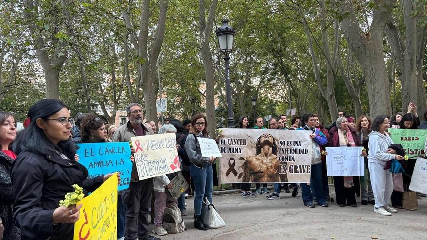 Decenas de personas se congregan por el cáncer de mama: "No son números, eran nuestras hijas, amigas, hermanas..."