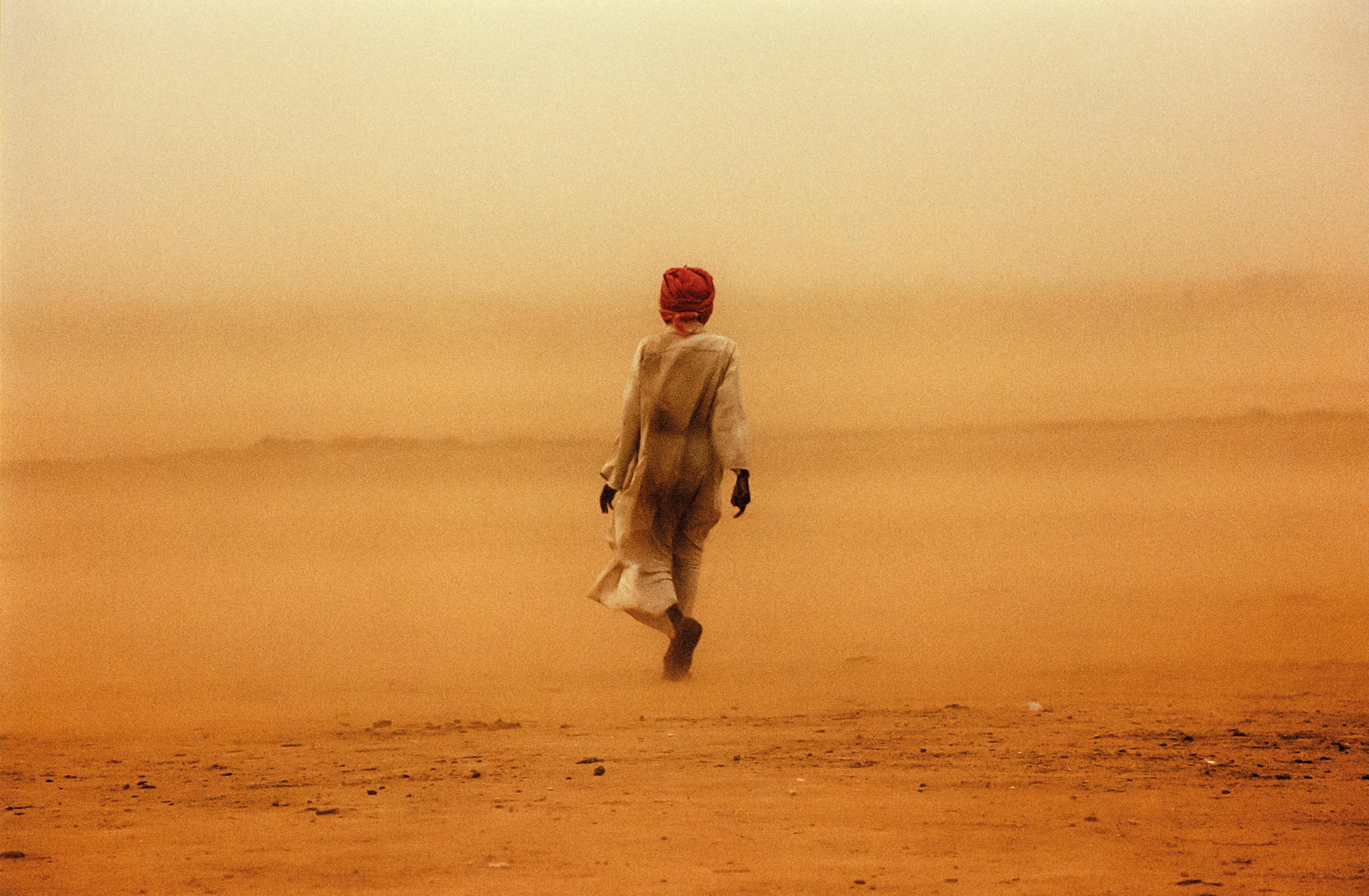 A comienzos de 2004, la tragedia de Darfur se agravaba a pasos agigantados. MSF envió a un equipo a esta calurosa región sudanesa. Después de compartir mesa y tés durante unos meses, me hice colega de uno de los responsables de la Policía de Tráfico de la ciudad. Nos entendíamos en un italiano horrible. En su vida de civil, era un astuto comerciante de animales. Un día tormentoso, lo acompañé al mercado de camellos. (Darfur, Sudán, 2004).