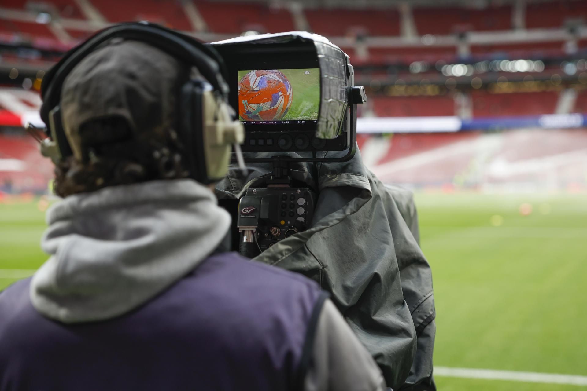 Un cámara en el Estadio Riyadh Air Metropolitano.