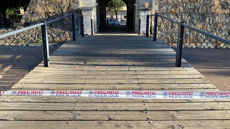 El puente y el acceso, precintado