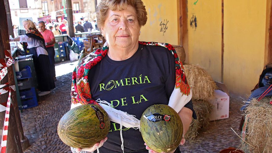 La plaza del Grano de León se viste de tradición con la romería de La Melonera