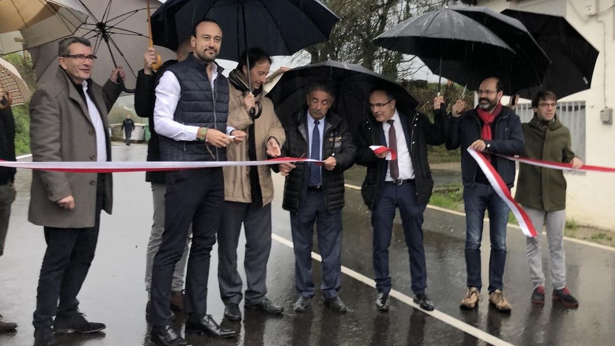 Revilla inaugura la carretera de La Montaña con la idea de convertirla en un circuito de rally