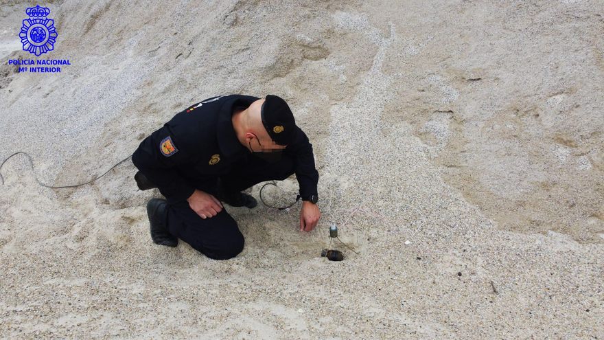 Un policía con la granda antes de ser detonada