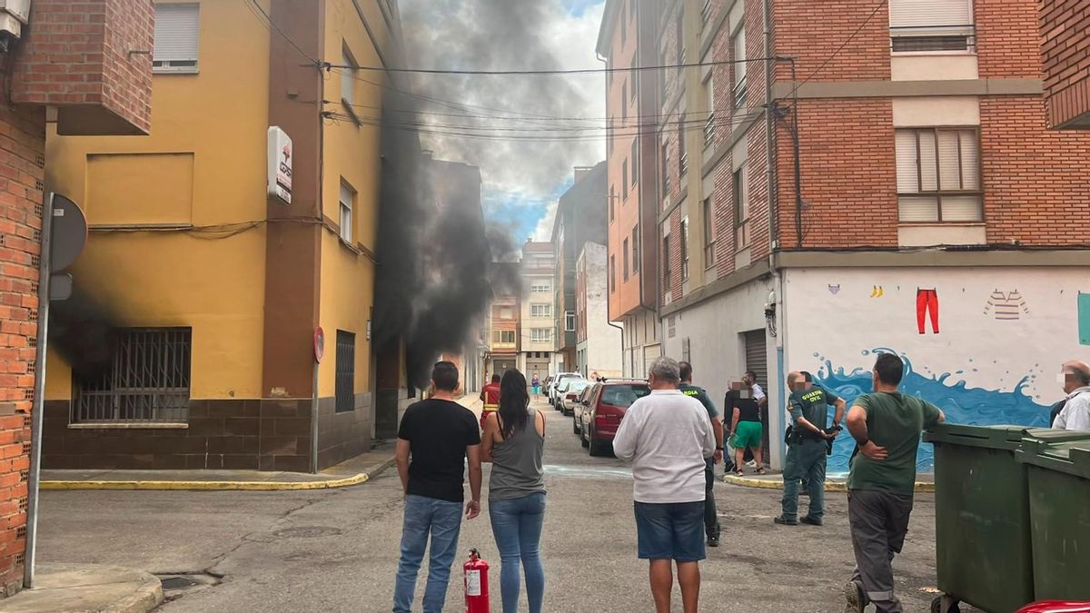 Mucha expectación vecinal en el incendio del taller en Veguellina de Órbigo.