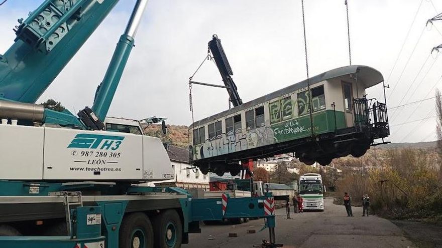 Llegan a Laciana seis vagones de tren históricos que servirán para recuperar el Ponfeblino