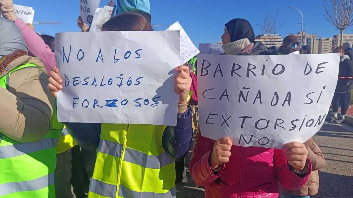Algunas de las niñas que habitan en la Cañada Real portan pancartas contra los desalojos forzosos.