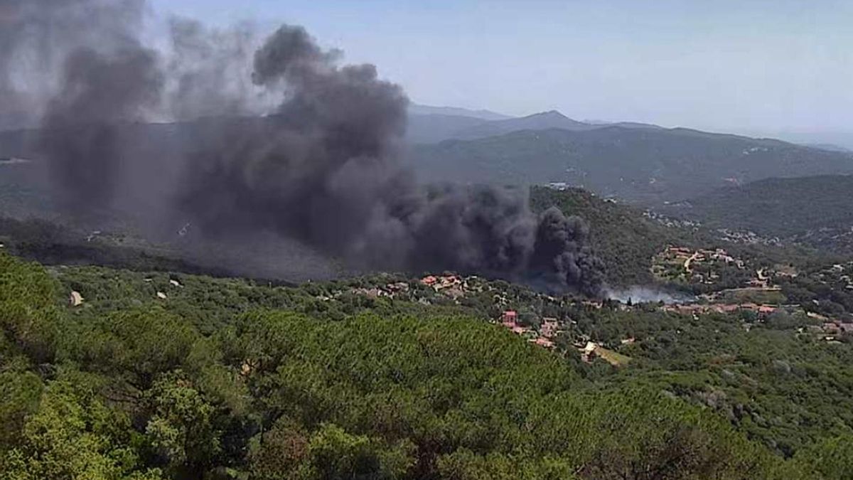 Confinados 600 vecinos de Òrrius (Barcelona) por un incendio originado en una industria
