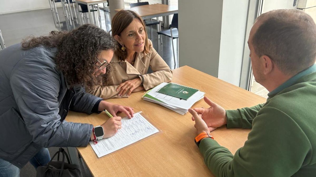 La candidata Paula Fernández reunida con representantes de Campoo.