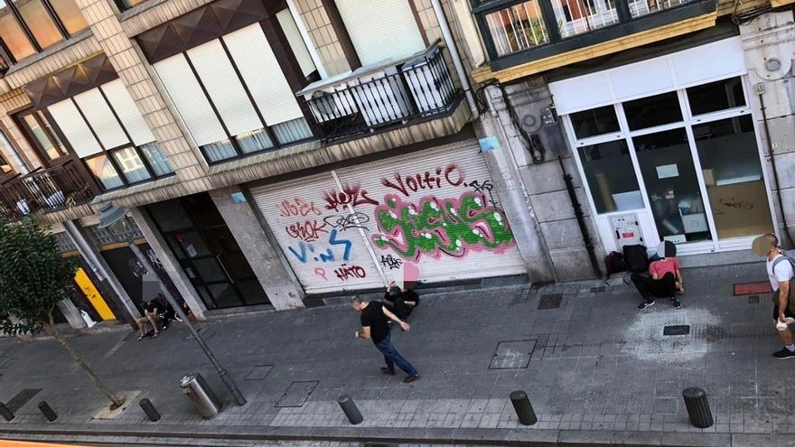 La asociación vecinal de San Francisco denuncia que "drogadictos se pinchan cada día a diez metros del Bilborock"