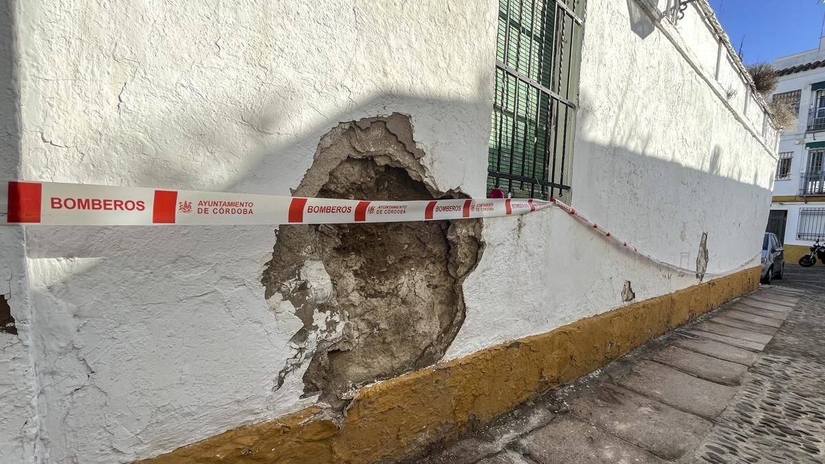 Los bomberos vallan el Cine Olimpia ante el deterioro de uno de sus muros