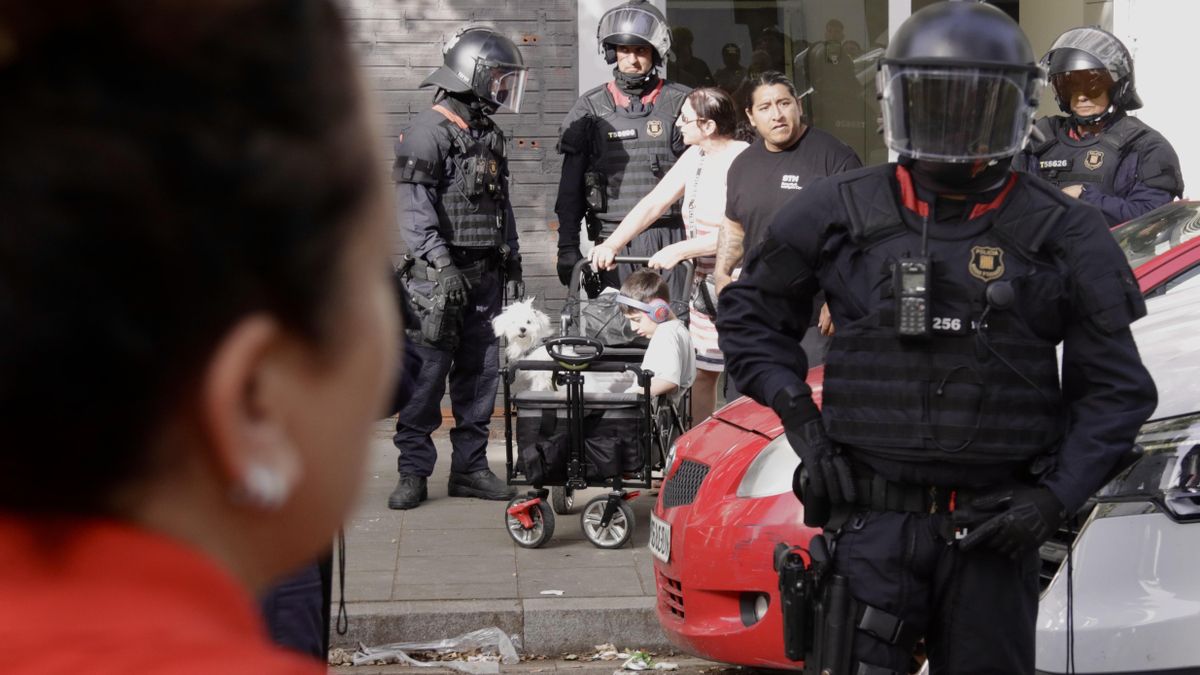 Los Mossos expulsan a cuatro familias más del macrodesalojo de 58 pisos públicos en la Mina