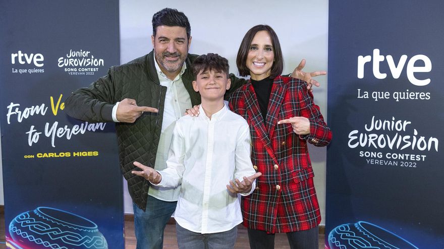 Tony Aguilar y Julia Varela, junto a Carlos Higes
