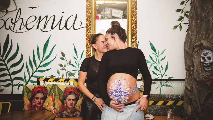 Una pareja de lesbianas denuncia que un hospital de Valladolid les impidió inscribir a su hija: “Nos dijeron que solo matrimonios normales”