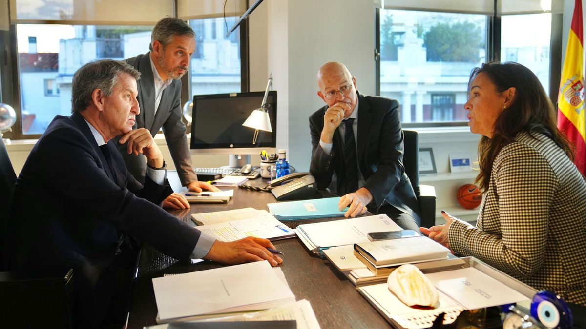 El líder del PP, Alberto Núñez Feijóo, el expresidente de Renfe y diputado, Pablo Vázquez, su exjefa de Operaciones, Berta Barrero, y el vicesecretario de Hacienda, Juan Bravo, este lunes en la sede del partido.