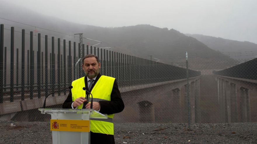 El ministro de Transportes, Movilidad y Agenda Urbana, José Luis Ábalos, pronuncia unas palabras mientras visita este lunes el viaducto de Teixeiras, en Laza (Ourense), en la línea de Alta Velocidad Madrid-Galicia.EFE/ Brais Lorenzo