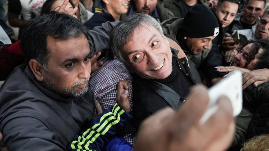 Máximo Kirchner, dándose un baño de popularidad luego de su discurso en el acto del PJ bonaerense en Ensenada