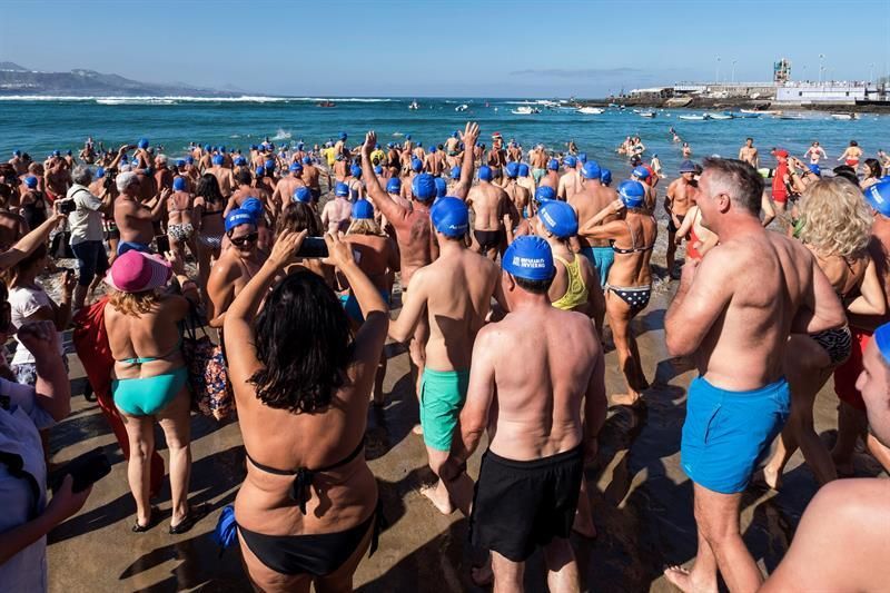 Chapuzón en Las Canteras (EFE|ÁNGEL MEDINA G.)