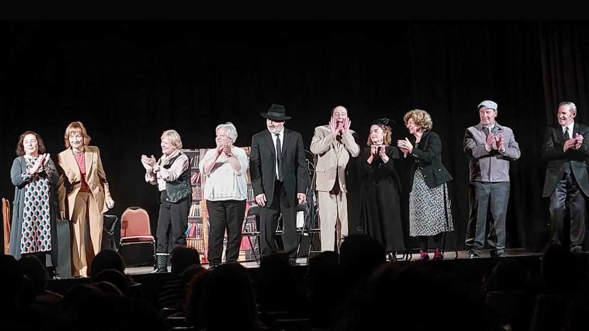 La Galocha Teatro al finalizar la obra 'Alagreska'.