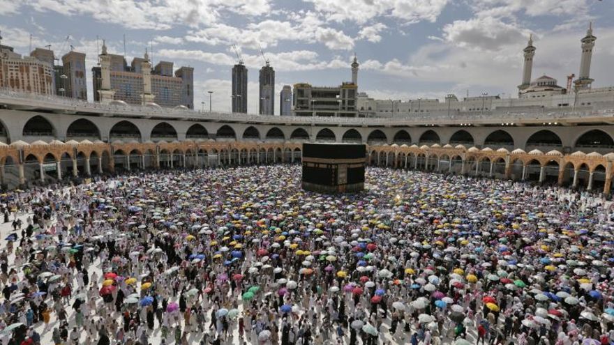 Peregrinos musulmanes rodean la Kaaba en el Masjidil Haram, el lugar más sagrado del Islam durante la peregrinación del Hajj en La Meca, Arabia Saudita, el pasado 13 de agosto.