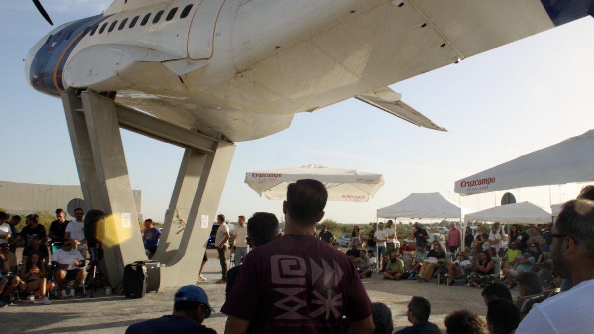 Los trabajadores, en asamblea, para discutir las medidas que plantea la empresa Airbus y el comité de huelga, en Sevilla, San Pablo.