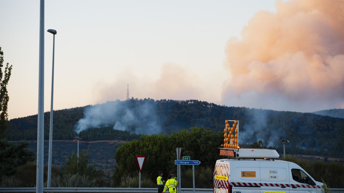 El incendio de Lozoyuela continúa sin control después de una noche de trabajo "sin descanso"