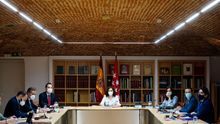 La presidenta de la Comunidad de Madrid, Isabel Díaz Ayuso (4d), el vicepresidente, Ignacio Aguado (3i), la consejera de Presidencia, Eugenia Carballedo (3d), y de Vivienda, David Pérez (1d), durante la celebración del Consejo de Gobierno Extraordinario de la Comunidad de Madrid para aprobar medidas de apertura gradual de los sectores económicos de la Comunidad así como de la escuelas infantiles e instalaciones dependientes de la Consejería de Políticas Sociales, en Madrid (España), a 19 de junio de 2020. / Europa Press