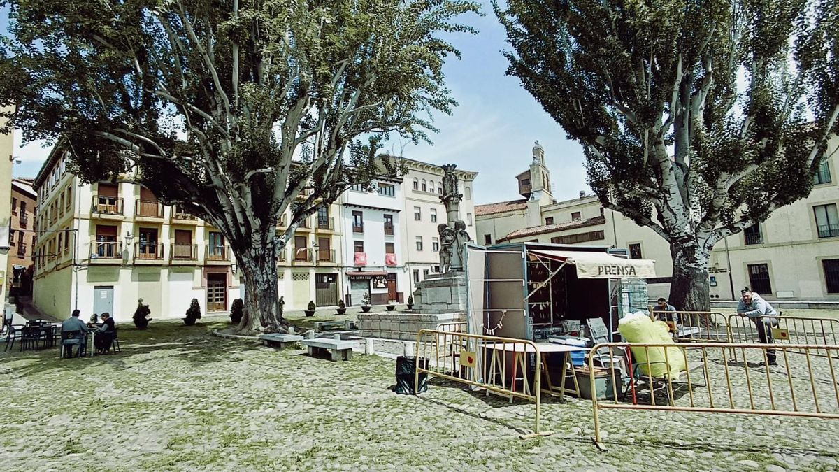 Recreación de un viejo kiosco en la Plaza del Grano de León para el rodaje de Netflix de 'El peregrino'.