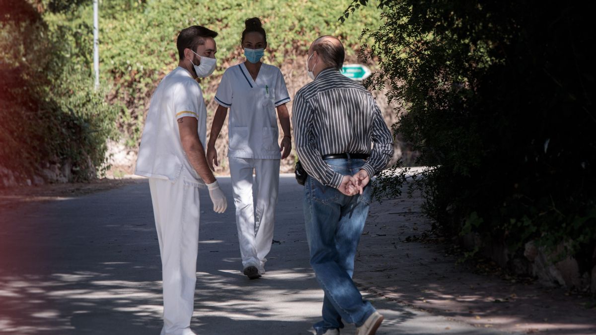Treballadors conversen amb un intern de la residència Domus VI de Lliria (València). EFE/ Biel Aliño