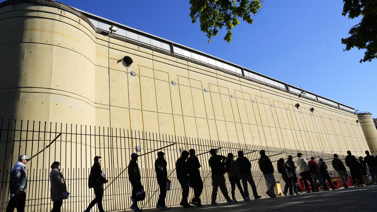 Este martes finaliza el plazo de dos meses y medio que habilitó el Gobierno para solicitar la regularización extraordinaria de todos los inmigrantes que viven en España desde antes del pasado 1 de enero sin permiso de residencia y trabajo, siempre que no tengan antecedentes penales. EFE/Alejandro García