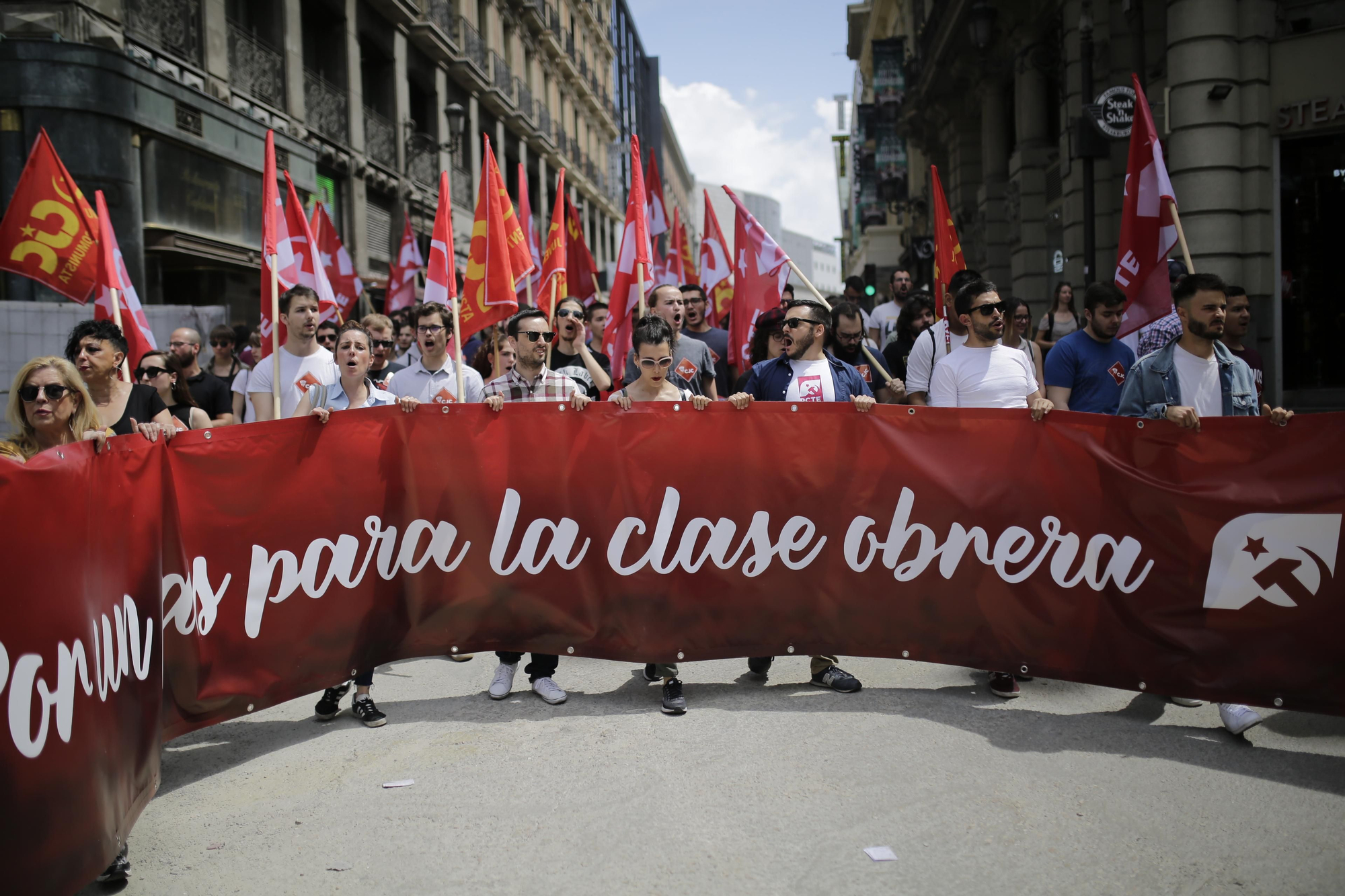 Pancarta de Colectivos de Jóvenes Comunistas en la marcha del Primero de Mayo en Madrid.