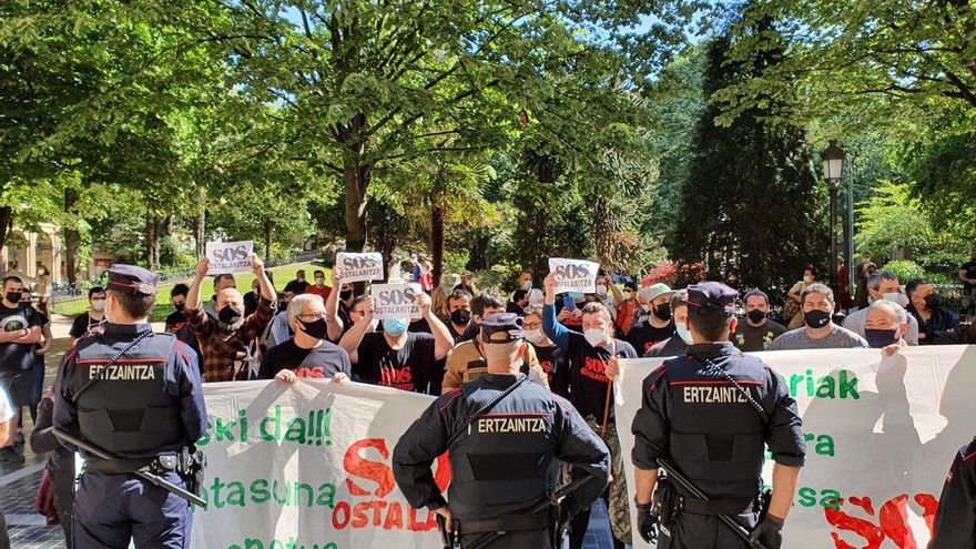 Hosteleros precintan la sede del PNV en Bilbao y se encadenan ante la Diputación de Gipuzkoa por el cierre de locales y la "falta de ayudas para cubrir gastos"
