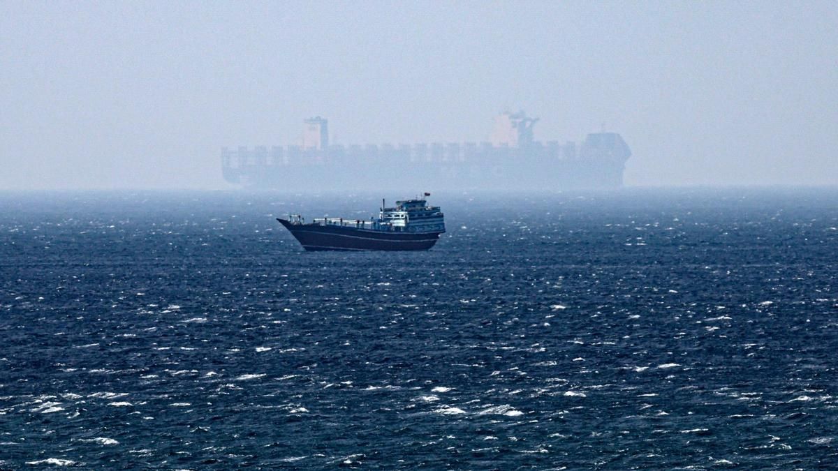 Imagen de archivo de dos buques en el Estrecho de Ormuz, en junio de 2025.