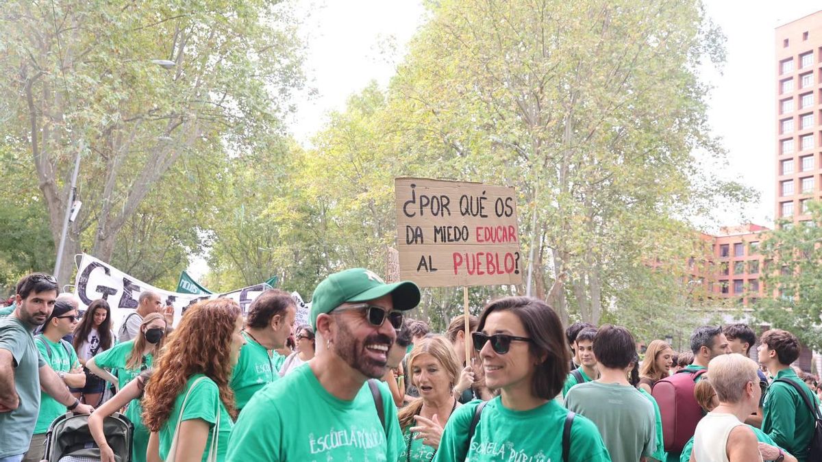 "Por qué os da miedo educar al pueblo?", reza una de las pancartas de la protesta