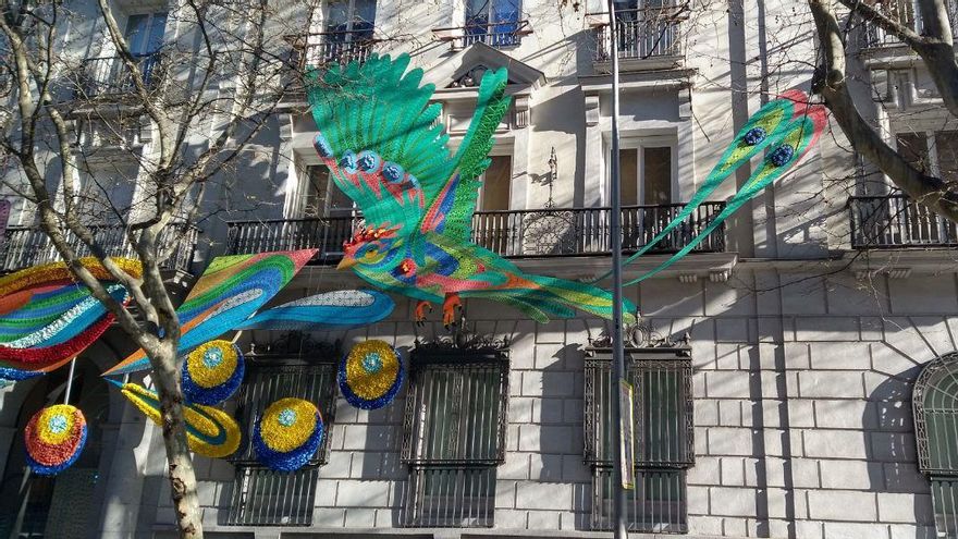 Uno de los quetzales que adornan la fachada de la Casa de México