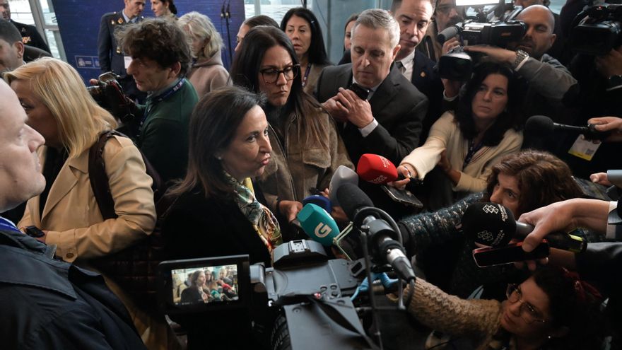 La ministra de Defensa, Margarita Robles, atiende a los medios de comunicación a su llegada a la tercera Cumbre mundial sobre Inteligencia Artificial Responsable, en Palexco, en A Coruña.