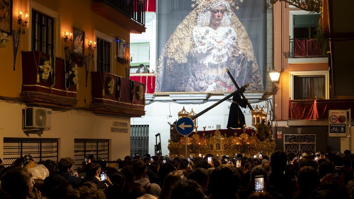 La Macarena observa el paso del Señor de la Salud de los Gitanos.