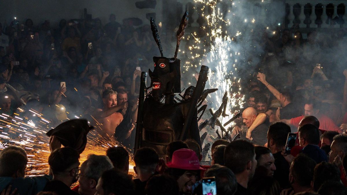 El Diablo de Tijarafe hace vibrar a una multitud en una noche mágica de pólvora y tradición