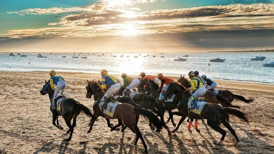 La orilla de esta playa gaditana volverá a acoger carreras de caballos como ocurre cada verano desde hace 180 años
