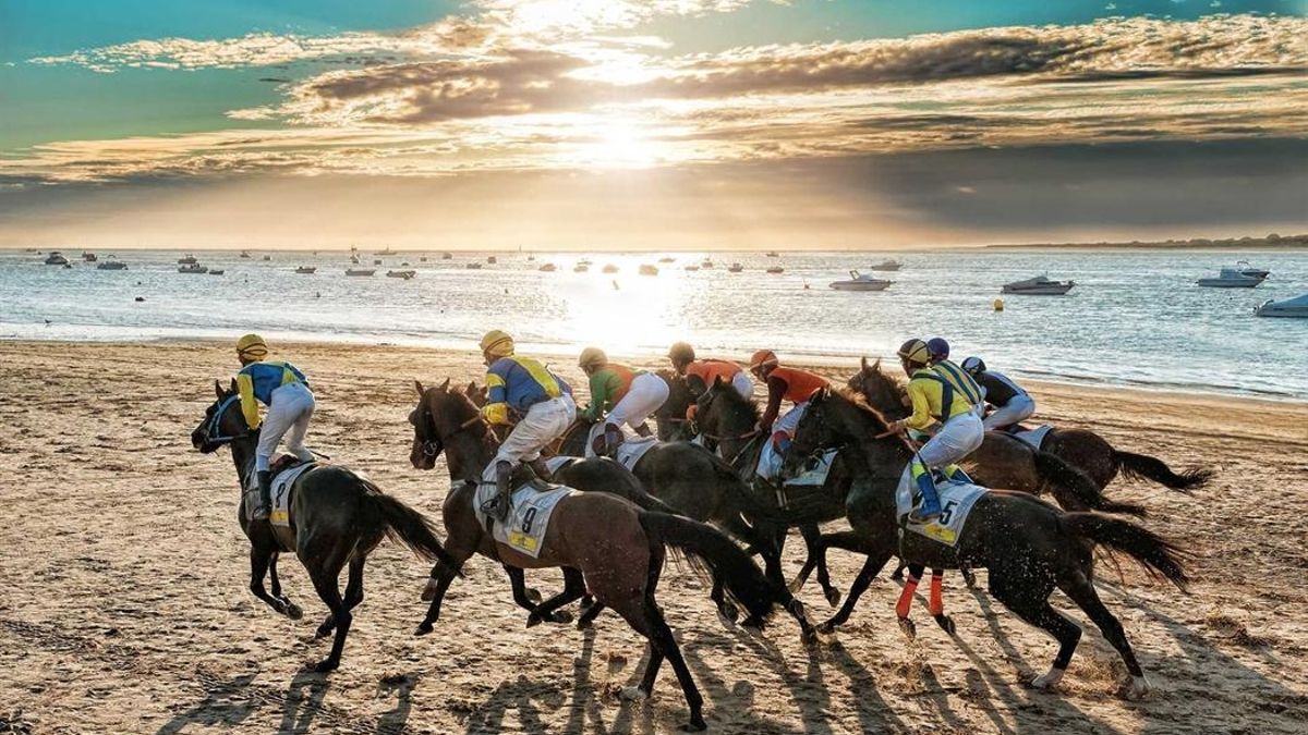 La orilla de esta playa gaditana volverá a acoger carreras de caballos como ocurre cada verano desde hace 180 años