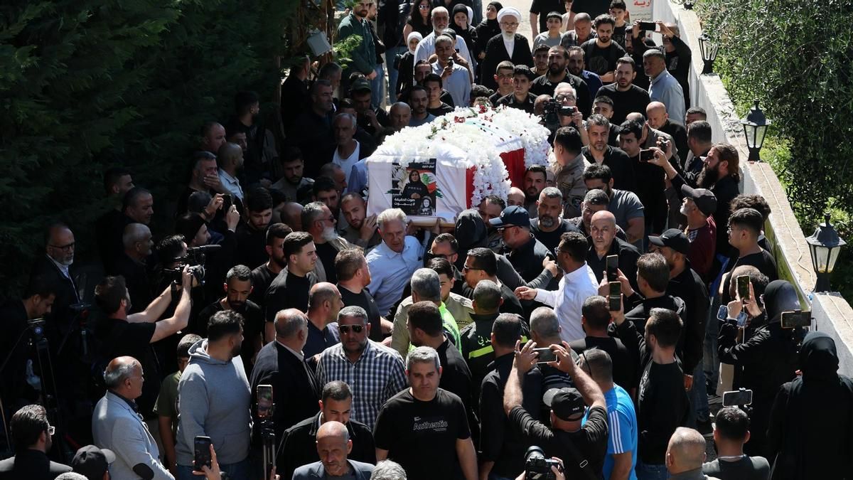 Líbano despide en un funeral multitudinario a la periodista Amal Khalil, asesinada por Israel