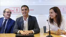 Pedro Sánchez junto a Ángel Gabilondo y la líder del PSOE en Madrid, Sara Hernández, en una imagen de archivo
