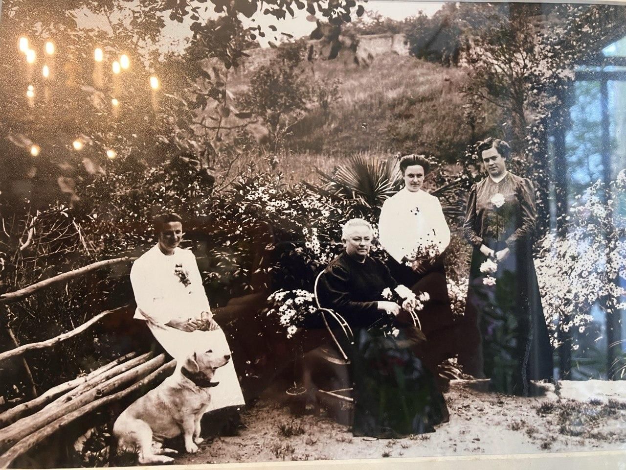 Imagen de las floristas, con su madre, en la finca, hoy enmarcada en la floristería familiar.