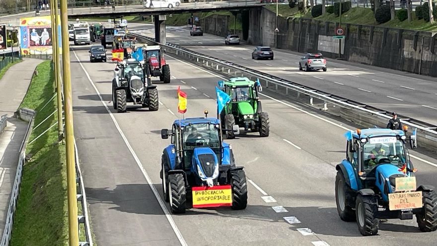 Tractores entrando por la Ronda Sur de Oviedo