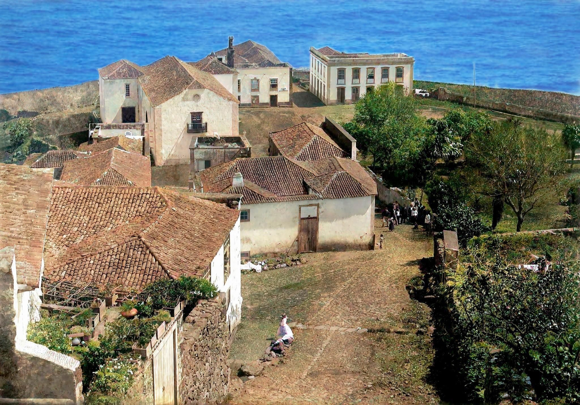 Los Sauces. 1895. A la derecha la entrada al Ingenio del comendador   Benavente. Archivo General de La Palma. Restaurada y coloreada por Abraham T. Díaz Abreu. 