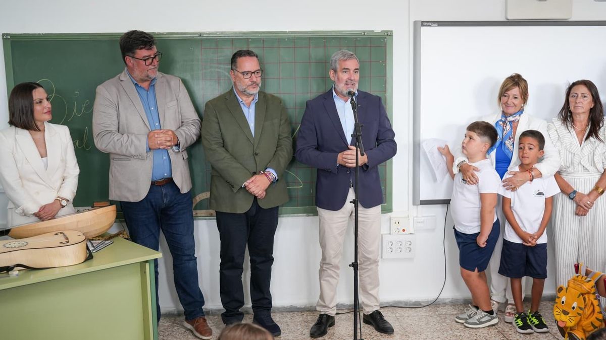 Clavijo, junto al consejero de Educación, Poli Suárez, en la inauguración del curso escolar 2025-2026 en el CEIP Güime, en Lanzarote.