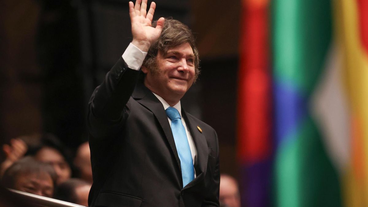 Los saludos de Javier Milei que marcaron la asunción en Bolivia: abrazos, sonrisas y frialdad diplomática