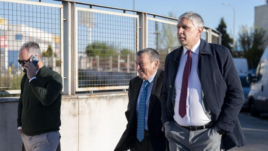 El inspector jefe en excedencia José Ángel Fuentes Gago a su llegada el primer día del juicio de Kitchen.