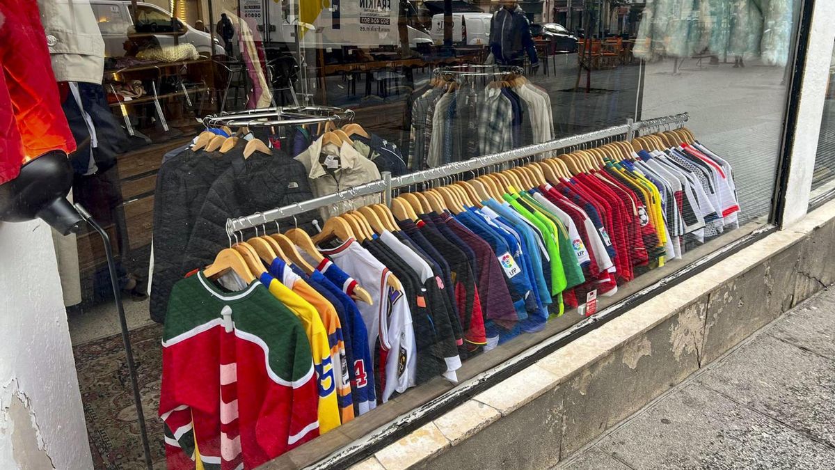 Por qué todo el mundo lleva camisetas de fútbol en la calle: así es el ‘blokecore’, la tendencia que revive en año de Mundial