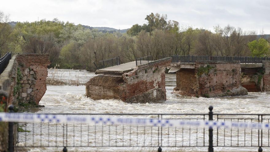 El río Tajo se lleva parte del puente viejo de Talavera de la Reina